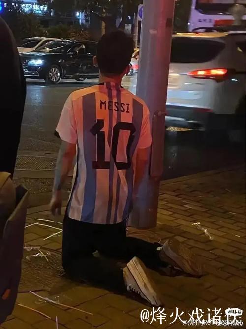 ANI：梅西在印度见面会出场10分钟后就离场，球迷表达其不满