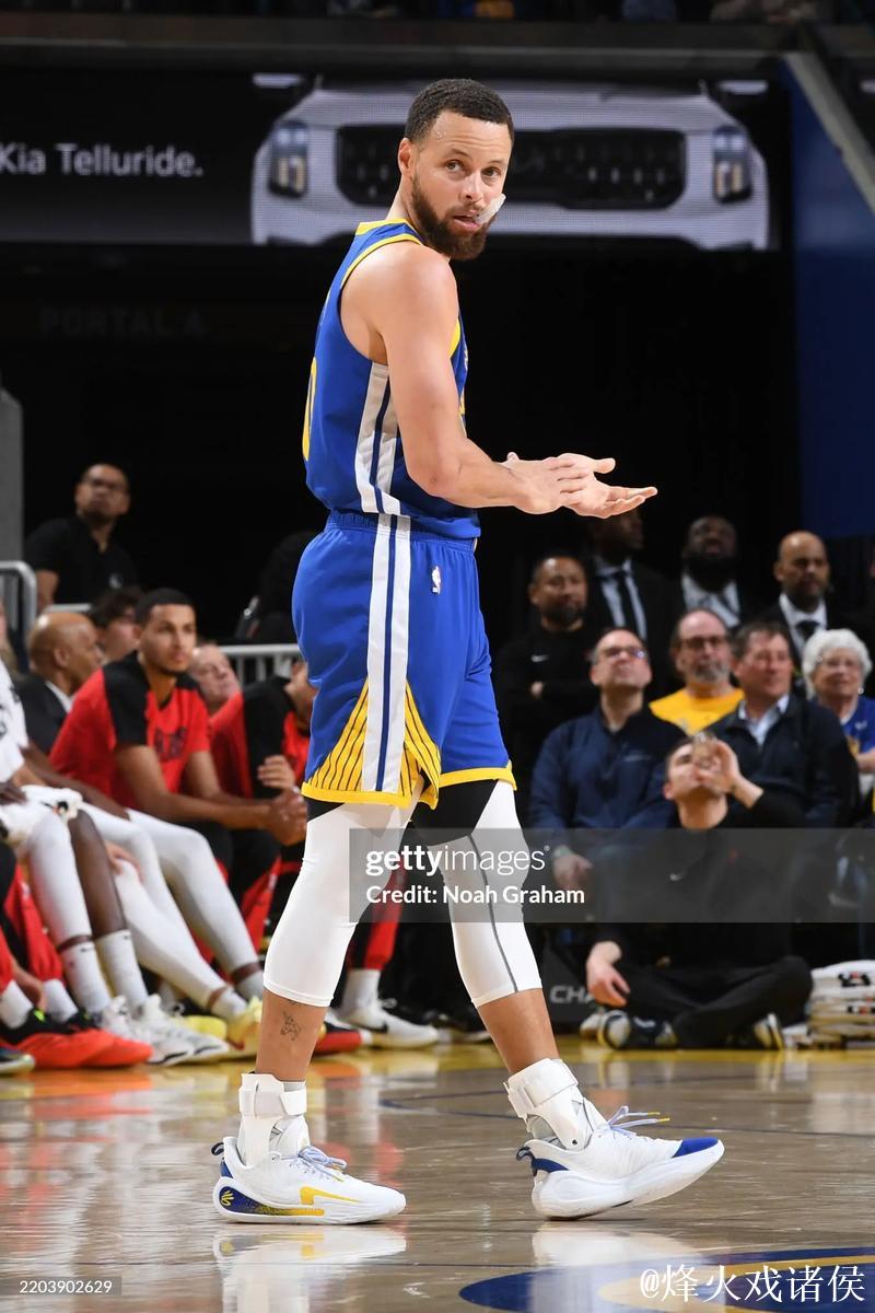 巴特勒抢前场篮板 库里大号三分命中 巴特勒抢前场篮板 库里大号三分命中